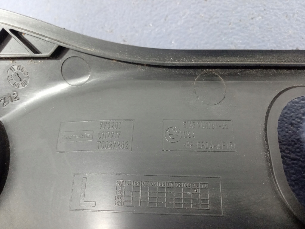 Bmw x6 e71 e72 накладка нижня панелі права 7161786 в Україні