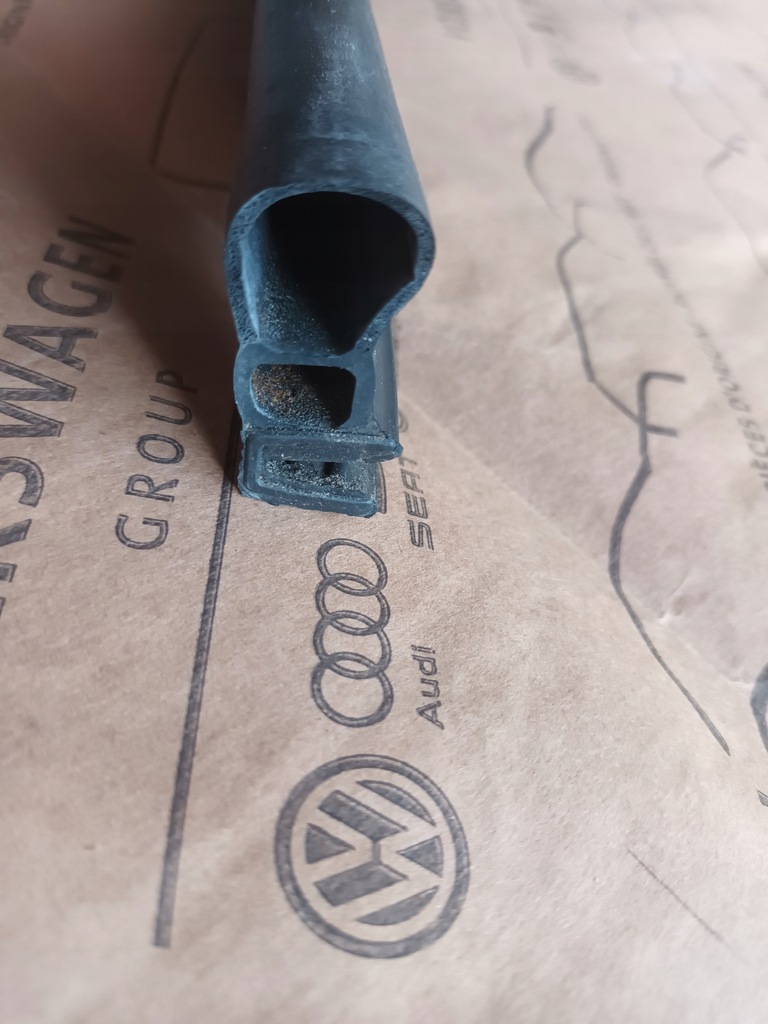 фото №8, Audi a4 b9 8w прокладка відсік двигуна гумовий елемент жабо капот 8w0823723a 72km