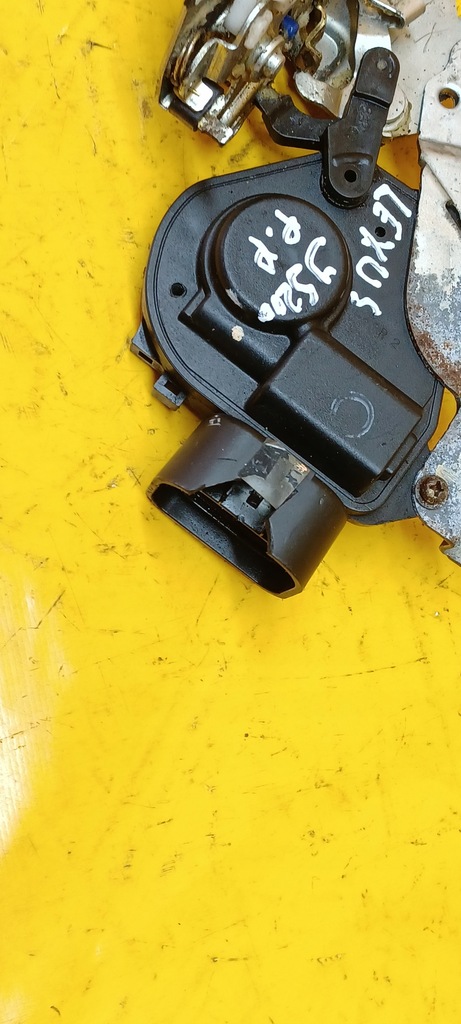 фото №9, Замок двері правий rzód lexus is 200 4контакти