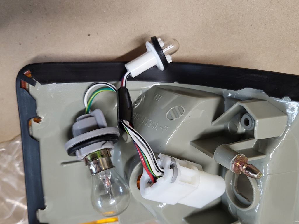 фото №11, Поворотник поворотник лампа габаритная правая левая перед nissan serena vanette