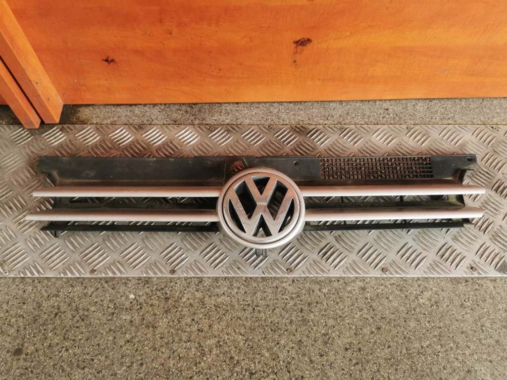 фото №1, Решётка радиатора решётка радиатора vw golf iv оригинальный номер 1j0853655g