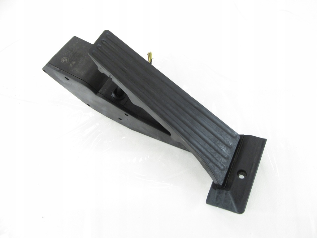 фото №3, Педаль газа bmw e60 e61 e63 e64 e83 e84 e90 e91 f06 f10 f25 механическая коробка передач штекер