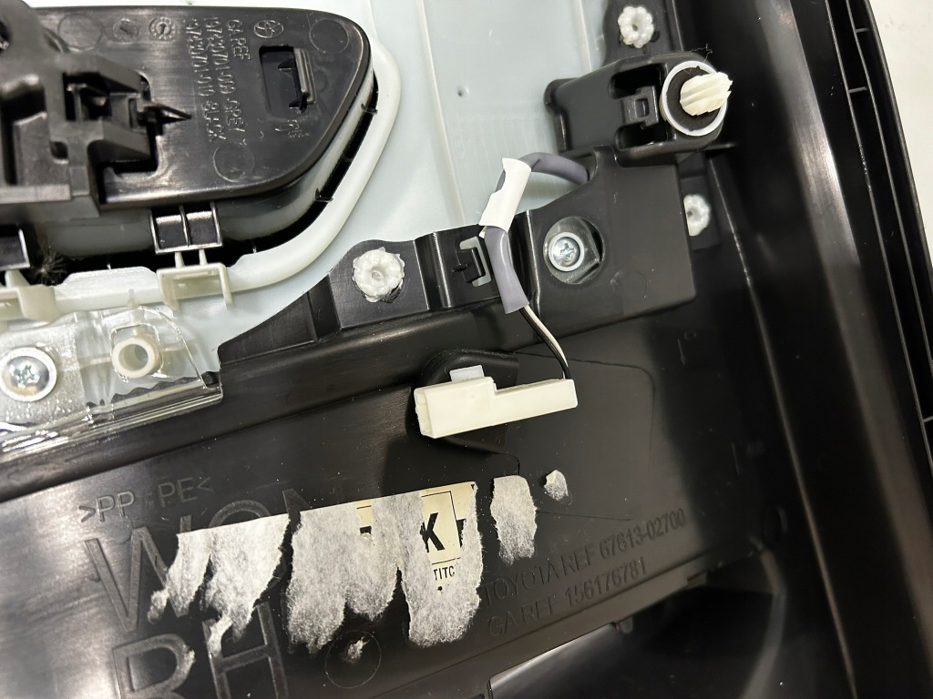 фото №11, Corolla e21 kombi обшивка оббивка двері задніх правий задня шкіра з led