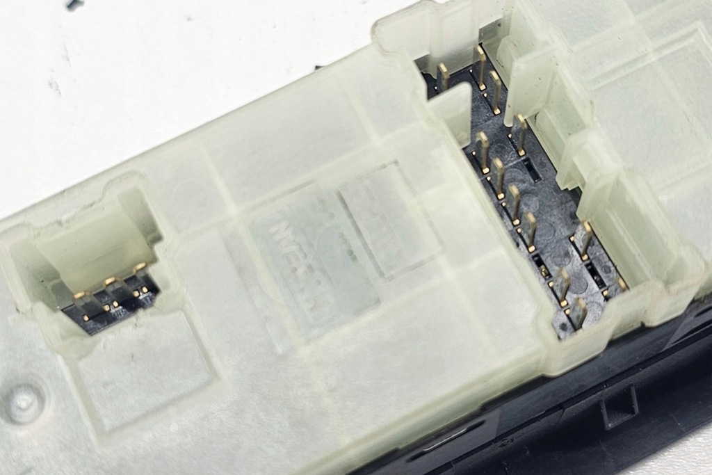 фото №7, Кнопка управление окон левых передних дверь nissan