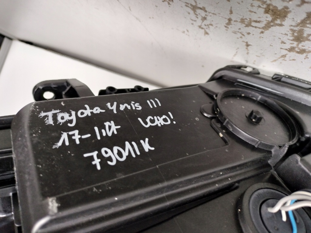 фото №8, Лампа правая фара toyota yaris iii 17- lift