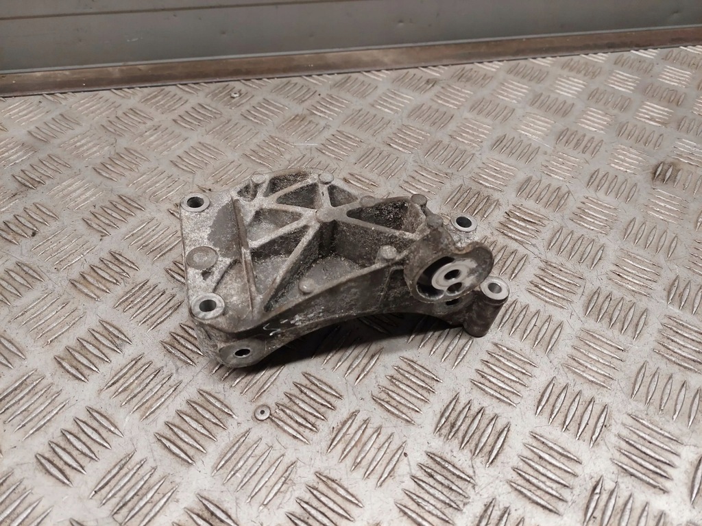 фото №1, Audi a7 s7 4g 2013 кронштейн генератора