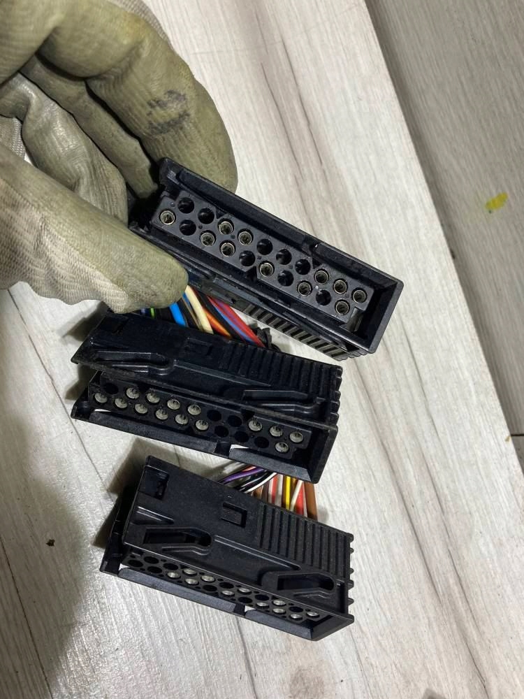 Купити Штекер колодка bmw 1383502