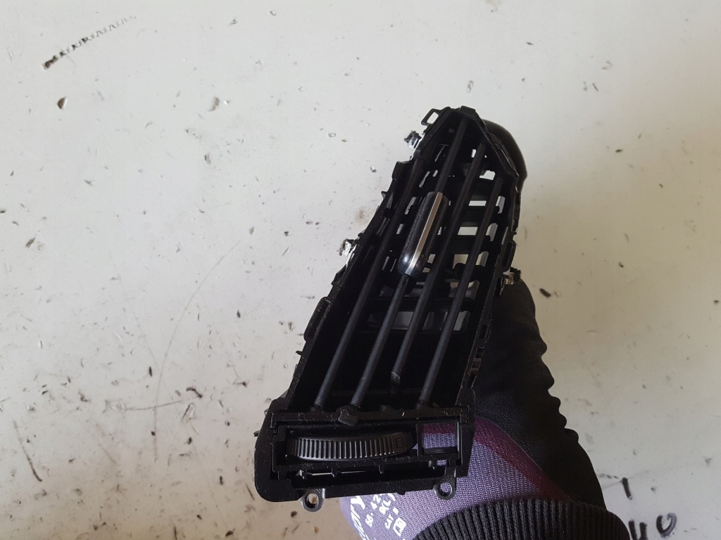 фото №1, Hyundai ix35 10-16r решётка обдув средняя правая