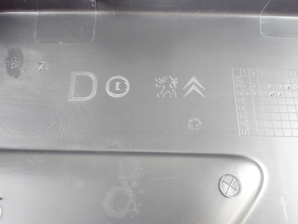 фото №7, Кронштейн опора шторка багажника правая citroen ds5 hybrid eu 98048996zd