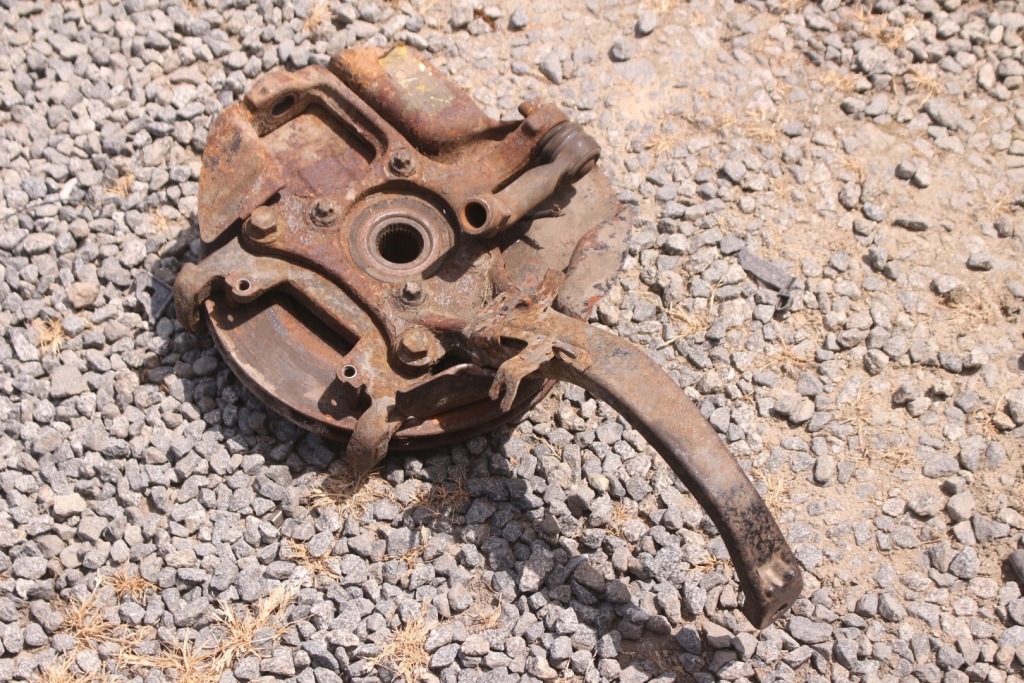 Купити Alfa romeo 159 1.9 jtd 8v поворотний кулак ліве перед