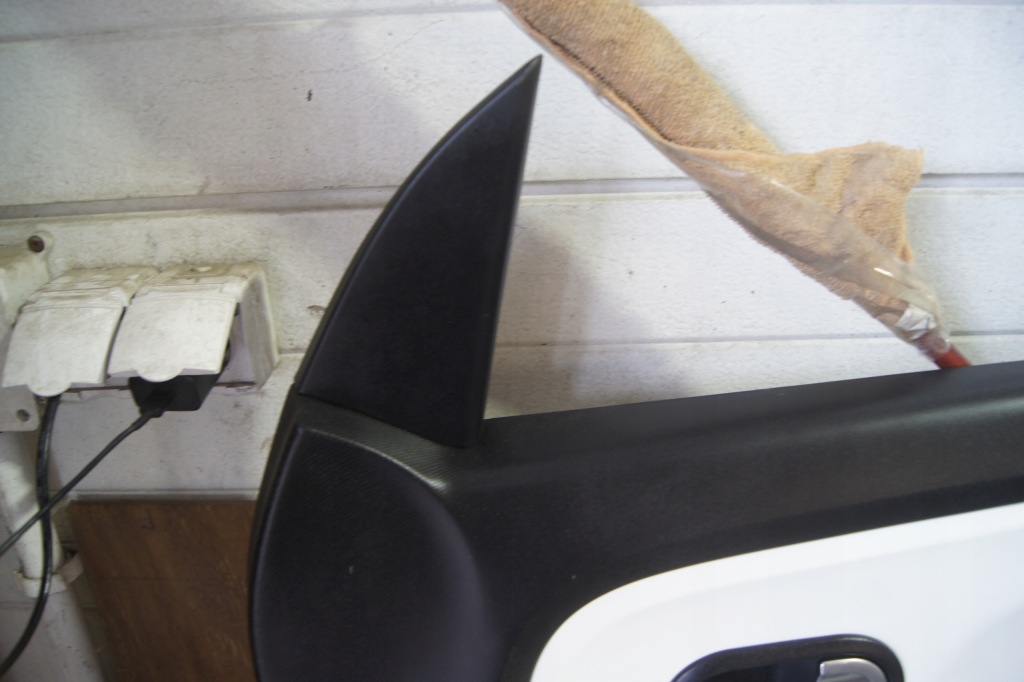 Обшивка дверь правый перед twingo iii 156105411 в Украине