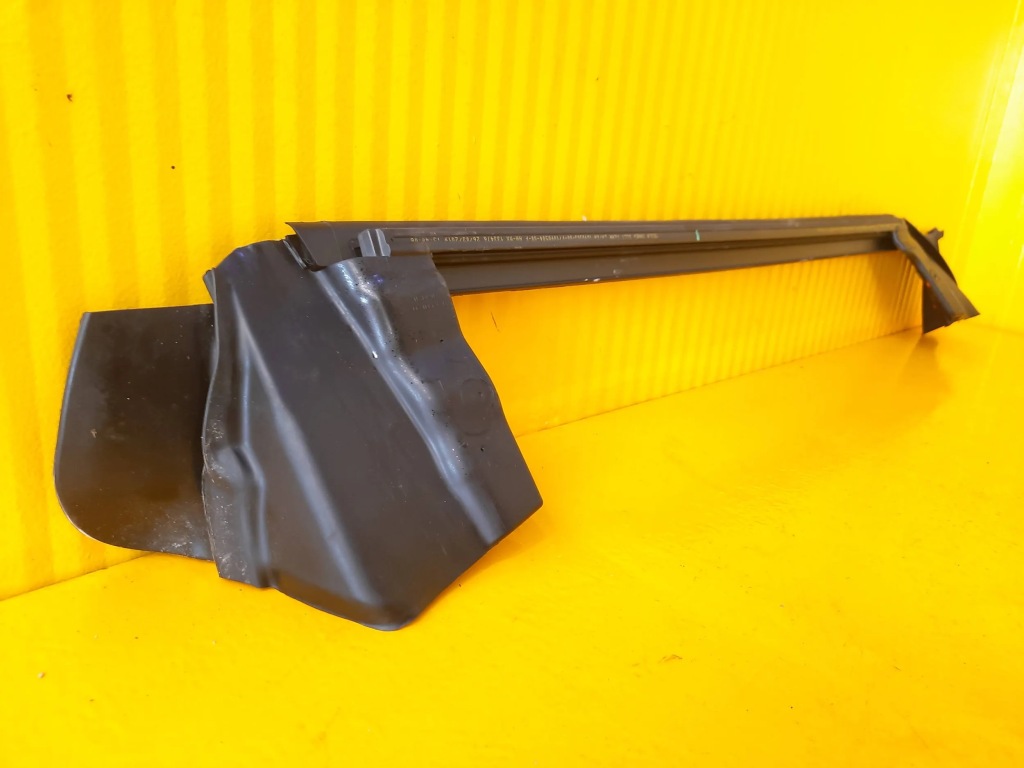 Tesla model 3 молдинг ущільнювач двері права Доставка