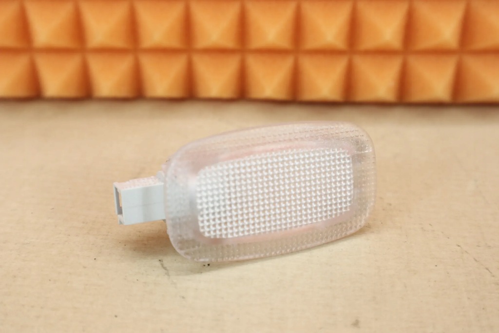 фото №1, Mercedes w246 лампа внутрішня освітлення внутрішнє оббивка 2218200401