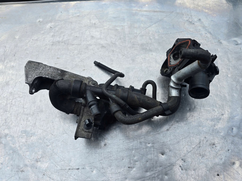 фото №1, Корпус термостата патрубок шланг трубка води alaskan 2.3 dci 110604371r