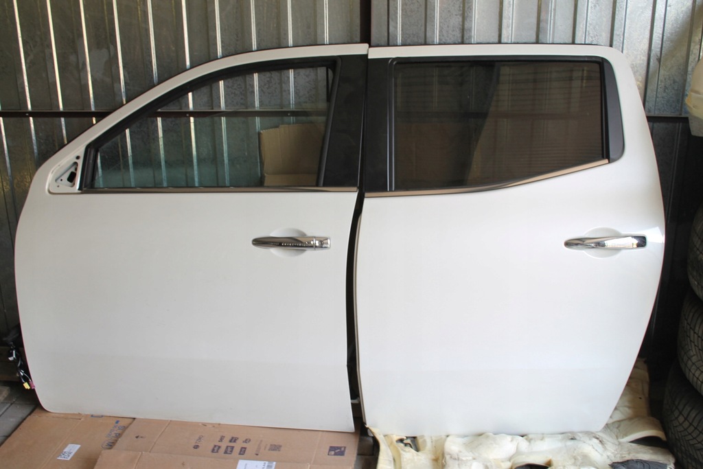 фото №1, Mercedes w470 x klasa x-klasa дверь левая задняя дверь левая задние белый