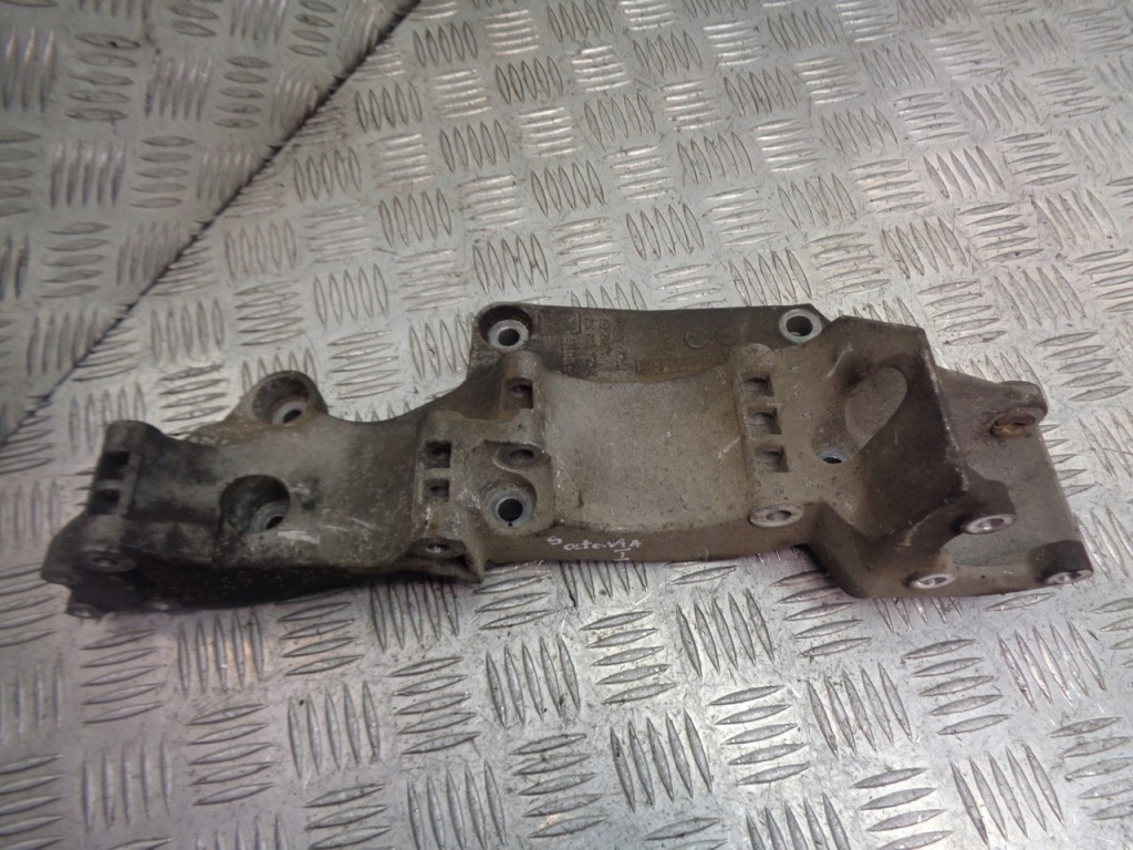 Купити Кронштейн генератора octavia 1 1.8 t 06a903143p