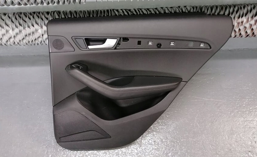 фото №1, Audi q5 8r обшивка оббивка двері правий задня шкіра