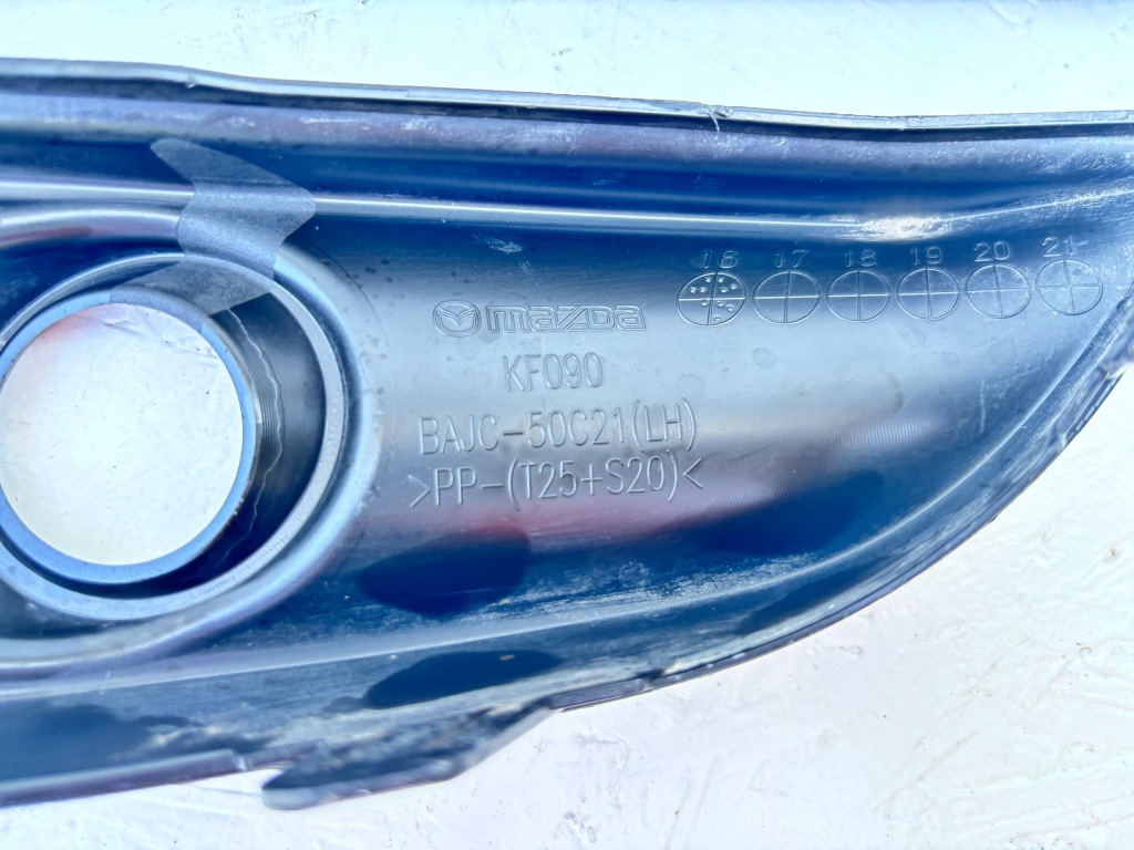 Mazda 3 3 рестайлінг  решітка бампера права bajc-50c11 ліва bajc-50c21 комплект Оригінал