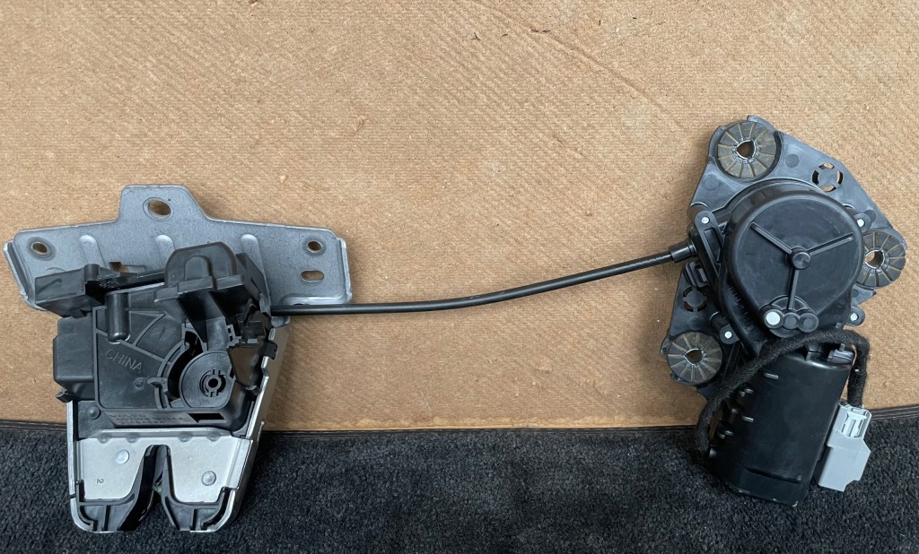 фото №1, Volvo s90 v90 замок доводчик кришки багажника 31484594