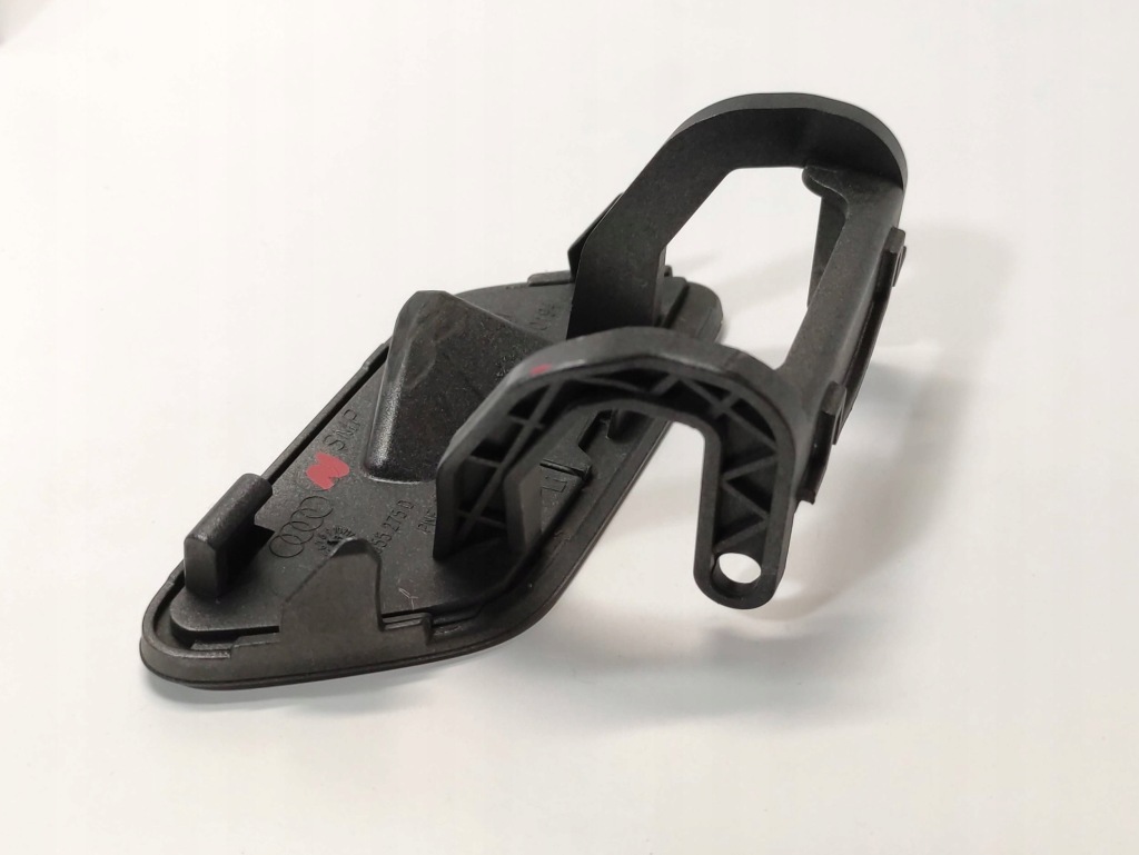 Audi a4 b9 рестайлінг  заглушка розпилювача ліхтарі  ліва 8w0955275d Зі Шроту