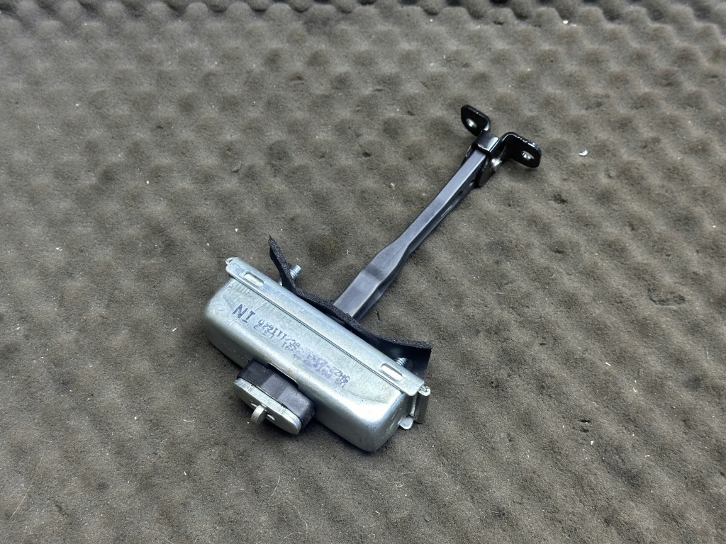 Купить Bdh780070 ограничитель дверь правый перед range rover sport