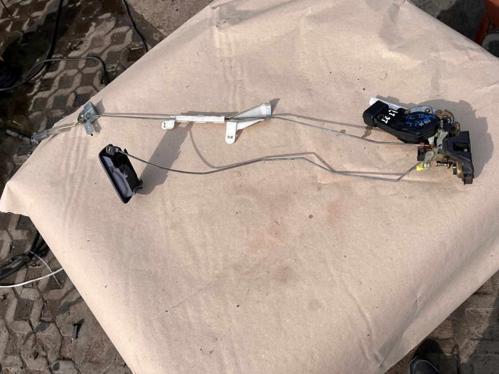 фото №1, Toyota land cruiser замок дверь левый задняя 4 pin