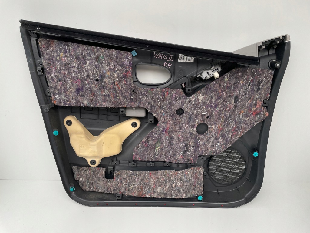 Обивка обшивка дверь правая  перед toyota yaris 2 5d Недорого