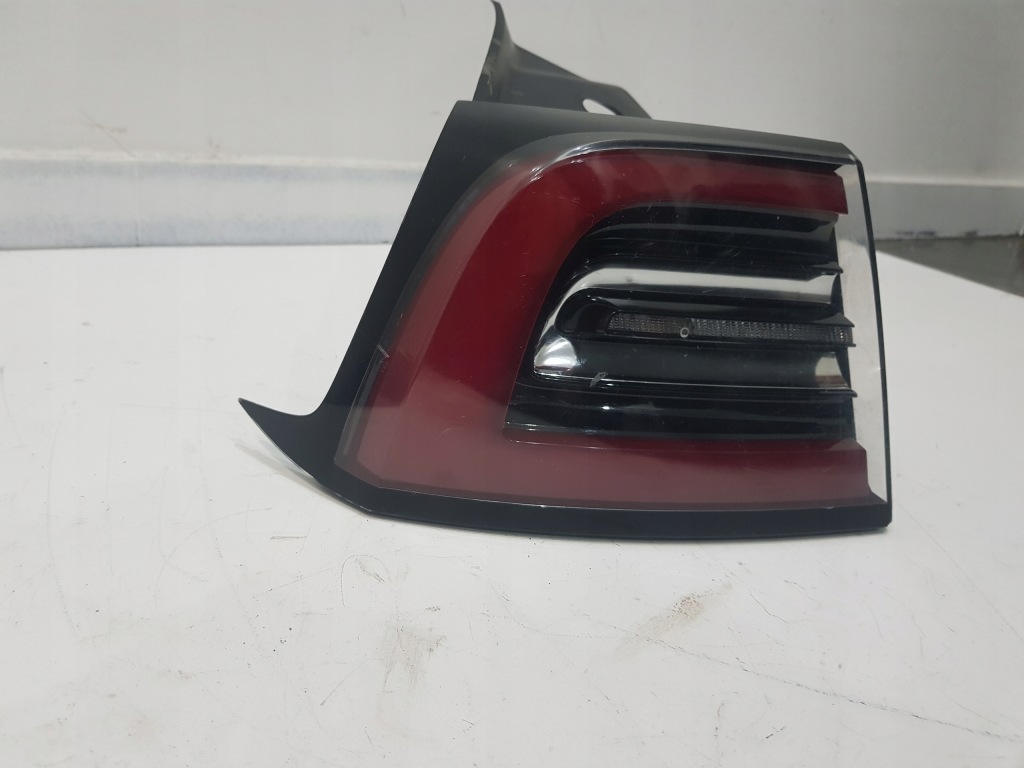 Лампа задній задня tesla 3 10773597 Ціна