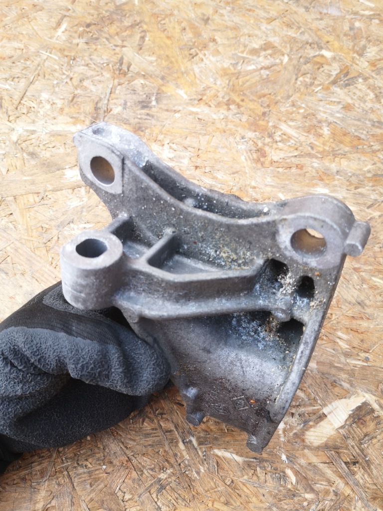 Renault dacia кронштейн двигуна 113320517r в Україні