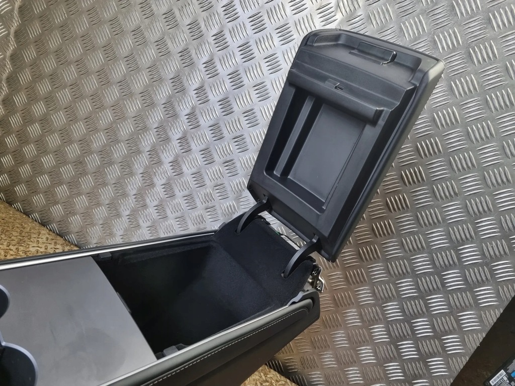 фото №9, Tesla model y 2023 панелі керування, перемикачі