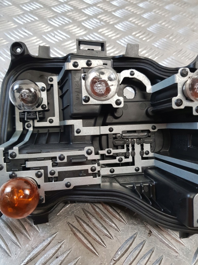 Купити Вкладиш фари ліве задні peugeot 301 седан 18r- європа