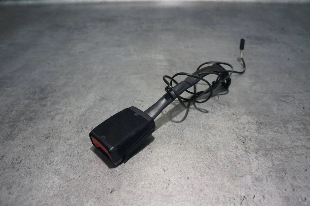 фото №5, Клипса пряжка поперечина безопасности правая перед vw passat cc 3aa857756c