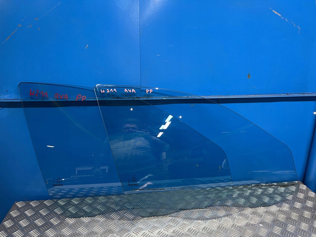 фото №1, Mercedes w211 стекло дверь правый перед niebieska