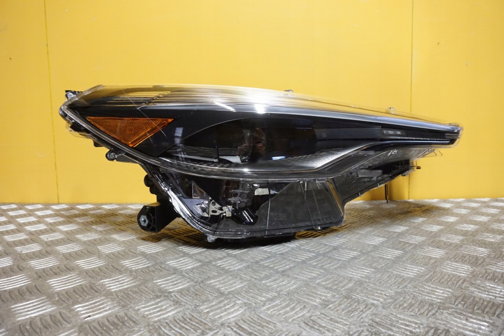 Купить Toyota corolla cross 2022 - фара фара full led правый  серебристая америка