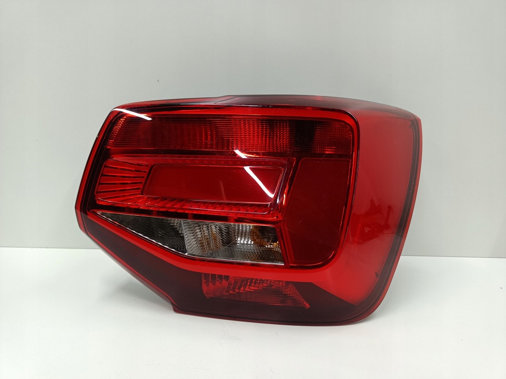 фото №1, Audi q2 лампа права задня задня 81a945070