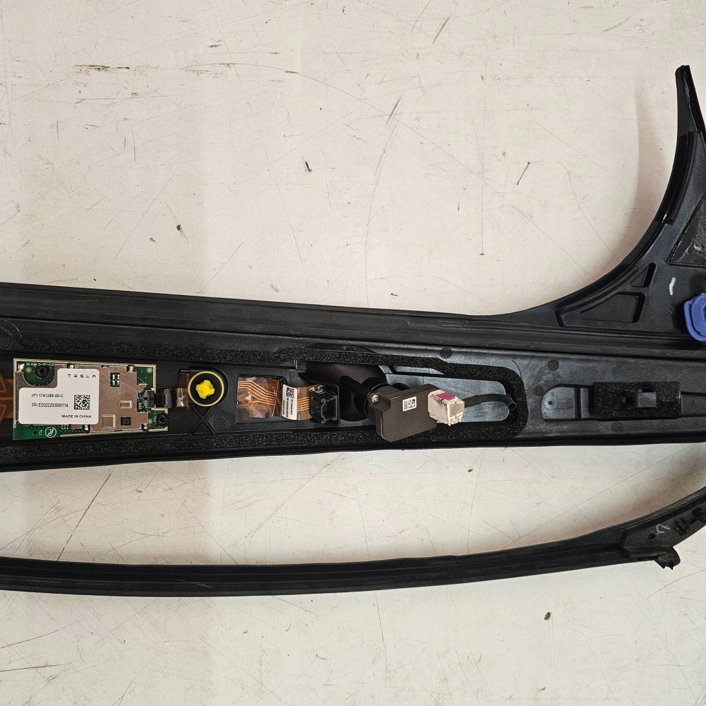 фото №8, Молдинг защита стойка камера правая tesla x plaid 2022r 1751463-00-b