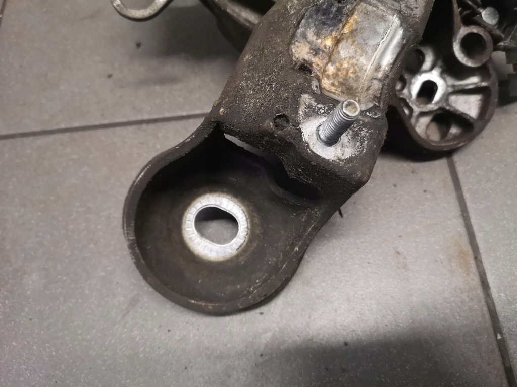 фото №8, Кронштейн двигуна права audi a4 b7 2.0 tdi 8e0199352f