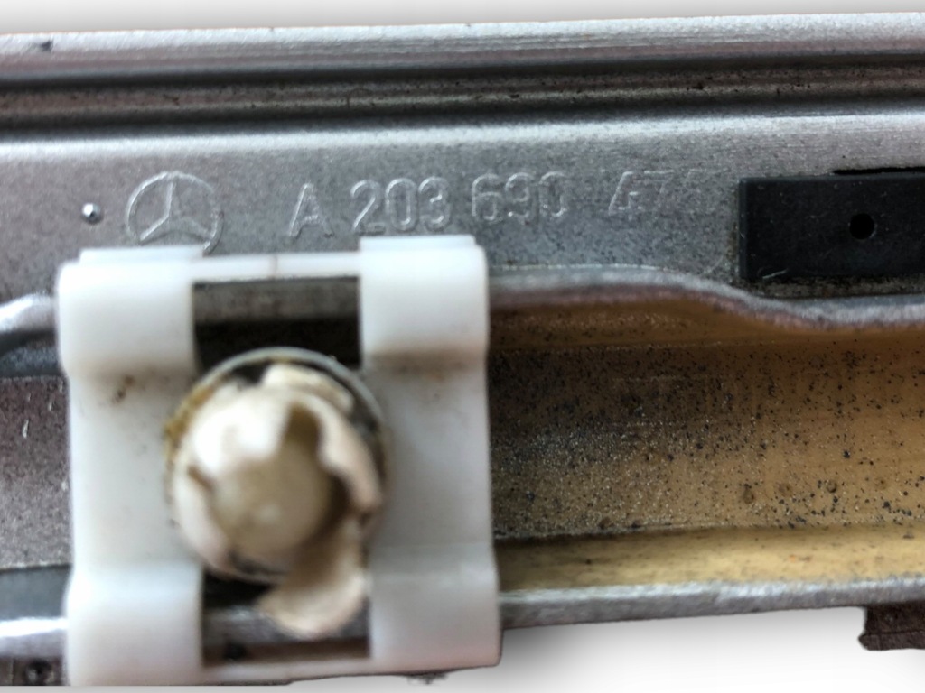 Mercedes w203 ліва передня заглушка крила a203690476 Ціна