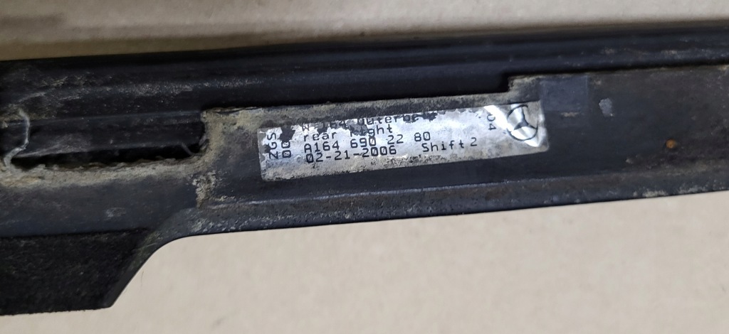 Молдинг уплотнитель наружная дверь левая задние czarna mercedes ml w164 оригинальный номер Киев