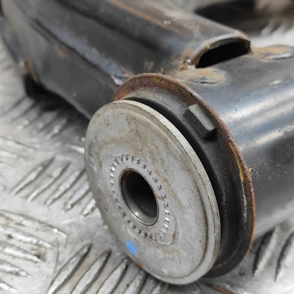 фото №6, Toyota hilux an120, an130 2023 правая сторона нижний рычаг передний