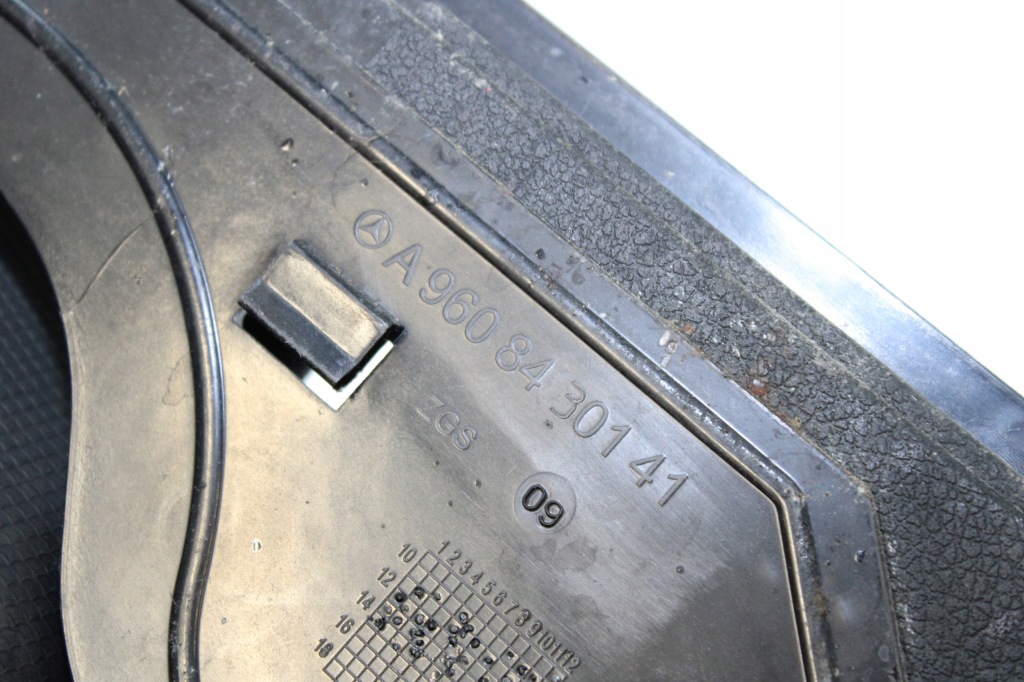 Кронштейн кронштейн направляющая бардачок холодильник actros mp 4 a960843014 в Украине