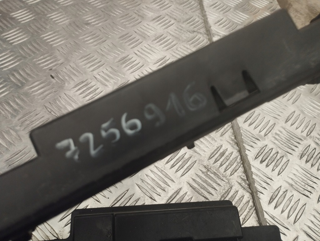 фото №10, Bmw f30 f31 напрямна кронштейн кронштейн правий 7256920 7256918 7256916