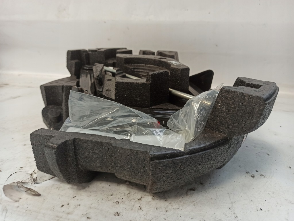 фото №6, Volvo v40 ii пінополістирол вкладиш багажника домкрат 31381882