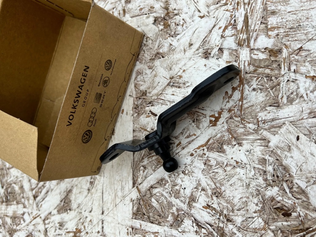 фото №1, Привід кришки кронштейн vw tiguan 5t правий