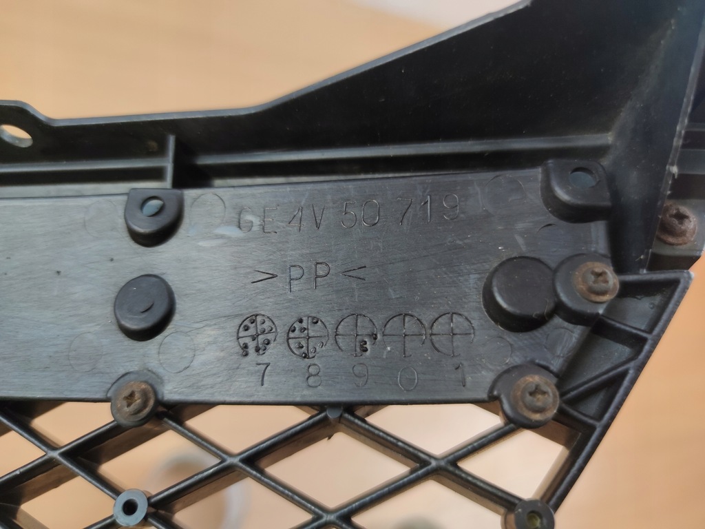 фото №3, Mazda 626 gf 97-00 rok решётка радиатора решётка радиатора оригинал