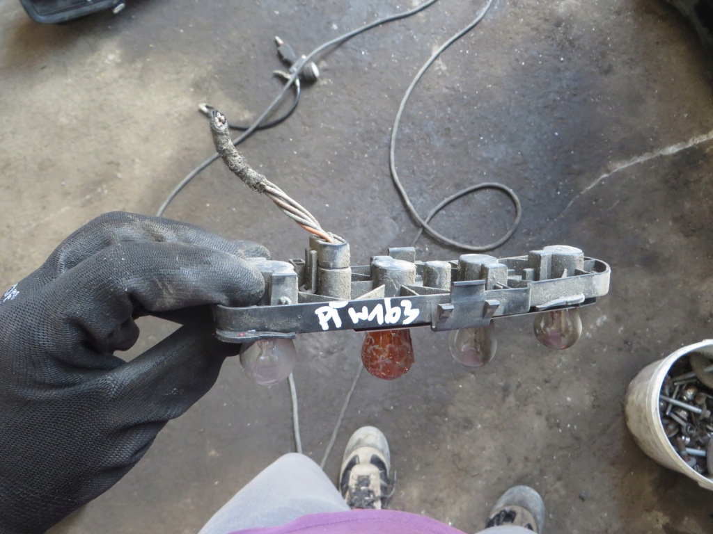 Купить Вкладыш лампы правый задний  задний mercedes ml w163 x