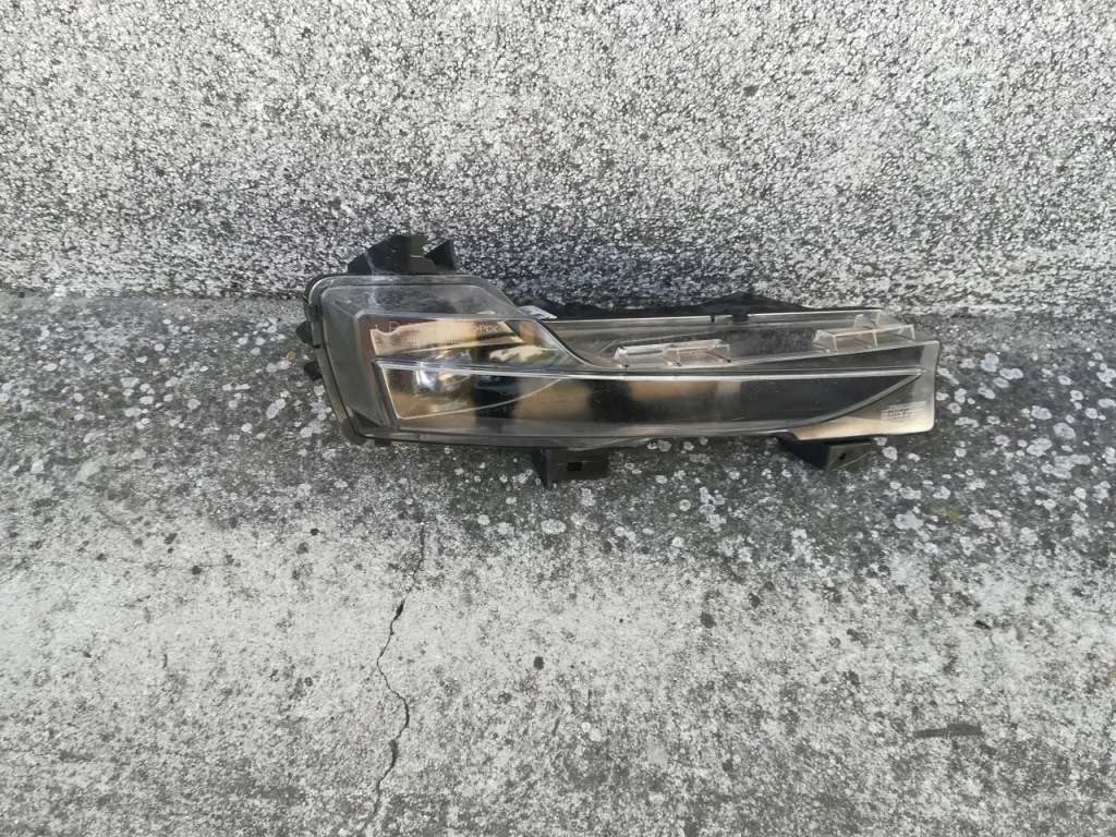 Купити Tesla 3 led протитуманна фара правий 1077396-00-d оригінал