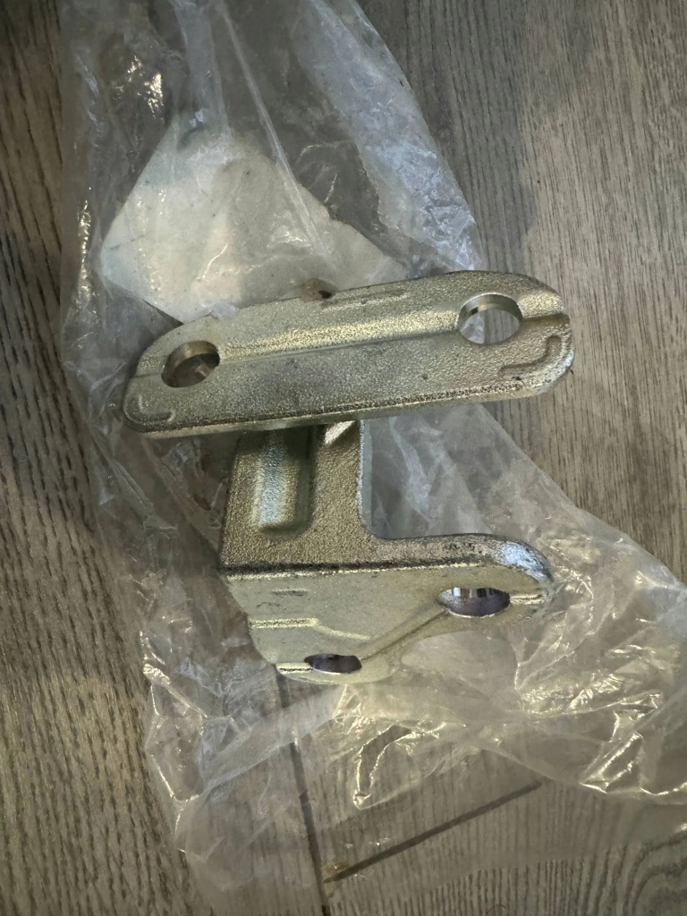 фото №1, Range rover vogue l405 петля дверь левый перед lr073596