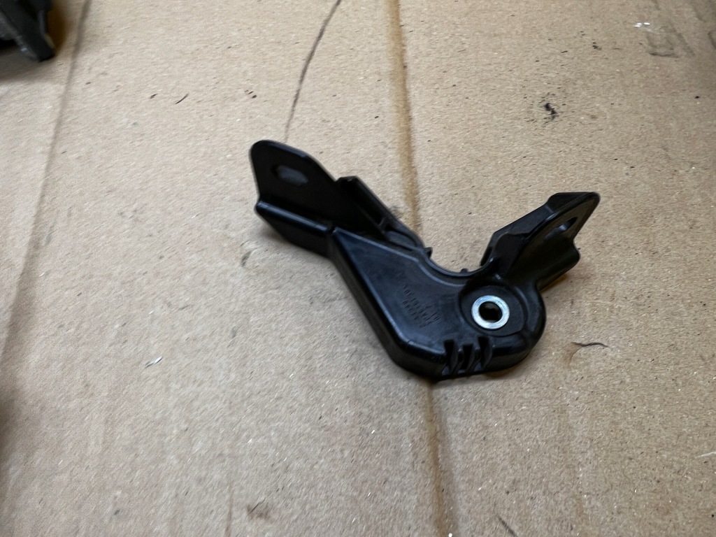 Кронштейн трубки труби трубка egr toyota auris ii 1.8 hybrid Ціна