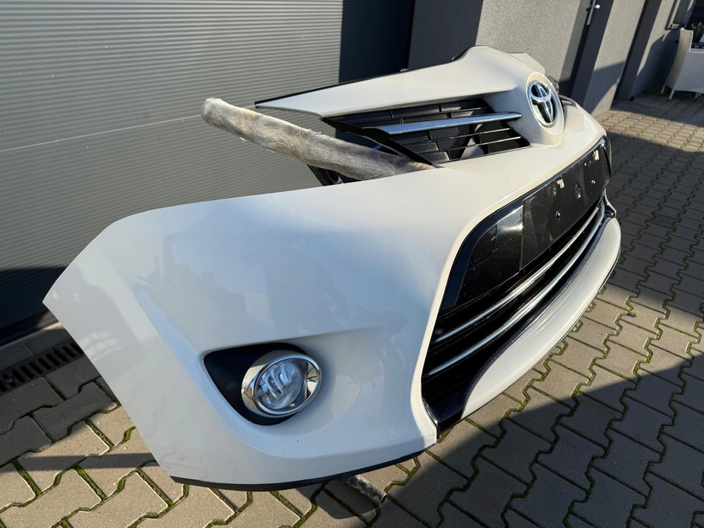 Toyota verso рестайлинг  13-18 бампер передний цвет 040 комплектный Киев